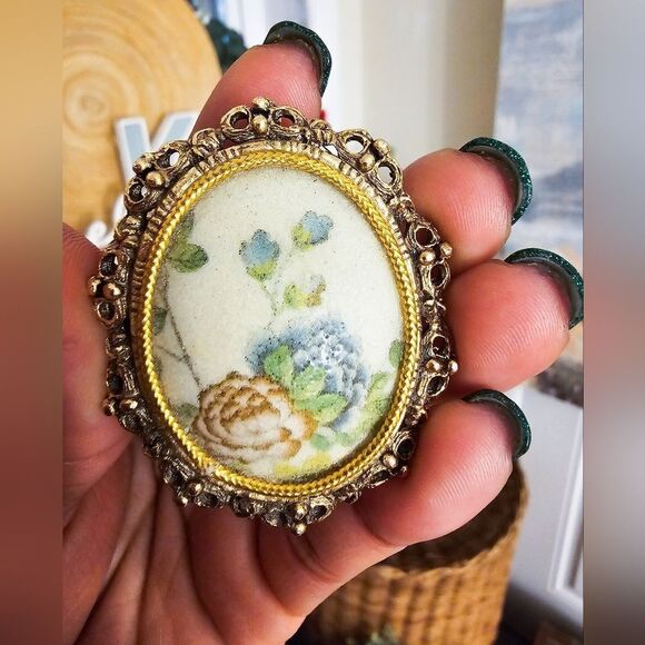 VTG 70's Victorian Cameo GoldTone Frame Sugarstone Oval Pendant Brooch. - Picture 1 of 15